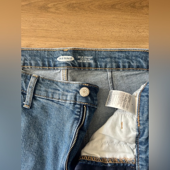 Old Navy Woman’s Semi-High Straight Jeans – Size 4, Medium Wash- Like New - Picture 3 of 6